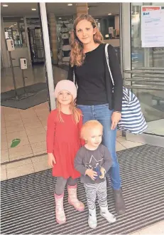  ?? FOTOS: J. JANSSEN ?? Laura Schmiedel (29) – hier mit Tochter Hannah (5) und Sohn Lino (knapp 2) – fände es gut, wenn der Eintritt mit der Reservieru­ng bezahlt wird.