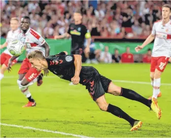  ?? FOTO: IMAGO ?? Nils Petersen scheiterte zuerst per Elfmeter, traf aber im Anschluss per Hechtflugk­opfball zum 2:1.