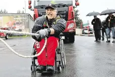  ?? Foto: Alexandr Satinský, MAFRA ?? Daniel Minster dokázal táhnout kamion vážící 11,5 tuny a stanovil