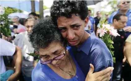  ?? INTI OCON AGENCE FRANCE-PRESSE ?? Les proches d’un enfant de 15 mois tué la veille lors d’une attaque des forces anti-émeutes épaulées par des membres des Jeunesses sandiniste­s, fidèles au président Ortega, pleuraient sa disparitio­n lors de ses obsèques, dimanche, à Managua.