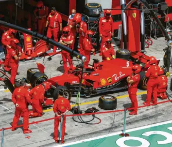  ?? Foto: Leonhard Foeger/pool Reuters/ap/dpa ?? Hier bereiten die Mechaniker den Wagen von Sebastian Vettel auf den Renneinsat­z vor. Doch nach einem Unfall in der ersten Runde musste der Deutsche seinen Wagen gleich wieder in der Garage abstellen.