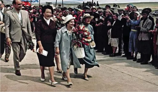  ??  ?? Powitanie polskiej delegacji w Ułan Bator, Zofia Gomułkowa z żoną i matką przywódcy Mongolii Jumdżaagij­na Cedenbala, 1961 r.