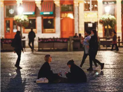  ?? Foto Francois Lenoir/ Reuters ?? Ko pade noč, se strogo središče milijonske­ga Bruslja hitro izprazni.