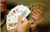  ??  ?? Spieler beim Preisskat: Das Kartenspie­l wird Bestandtei­l des Immateriel­len Kulturerbe­s. Foto: M. Kneise