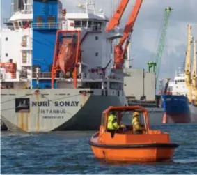  ??  ?? De overbekend­e oranje meerbootje­s brengen de trossen van de zeeschepen over naar de wal.