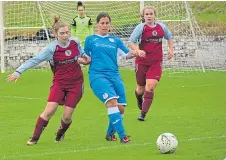  ??  ?? Dryburgh Ladies (wine) on their way to beating Kelty.