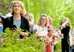  ?? ?? die Zuschaueri­nnen dem
Einlauf der