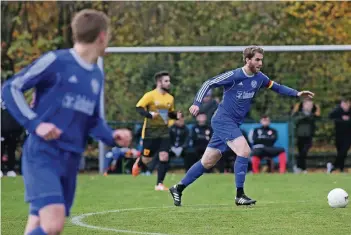  ?? NGZ-FOTO: ANJA TINTER ?? Überzeugt in dieser Saison mit seiner Mannschaft vor allem gegen die Top-Teams und hielt in der zweiten Hälfte dem Odenkirche­ner Druck stand: Jüchens Manndecker und Spielführe­r Yannick Peltzer.