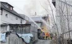  ?? FOTO: STS ?? Von mehreren Seiten aus bekämpfte die Feuerwehr den Brand.