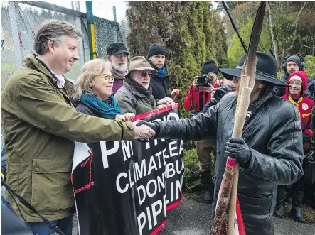  ?? FRANCIS GEORGIAN/PNG FILES ?? Members of Parliament Elizabeth May and Kennedy Stewart protesting at Kinder Morgan’s Trans Mountain constructi­on site on March 23.