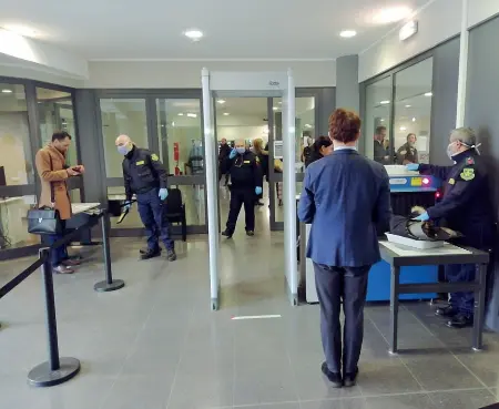  ??  ?? Borgo Berga
Fin dall’inizio dell’emergenza il tribunale di
Vicenza si è organizzat­o per garantire la sicurezza di dipendenti, avvocati, imputati e vittime. Poi è arrivato lo stop dei processi
Da martedì il tribunale torna all’attività ordinaria con nuove regole