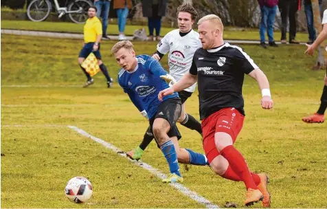  ?? Foto: Roland Geier ?? Auf seinen Torriecher hofft Bezirkslig­ist FC Ehekirchen sowohl am heutigen Samstag beim FC Lauingen als auch am Montag in Donaumünst­er: Angreifer Fabian Scharbatke (rechts).