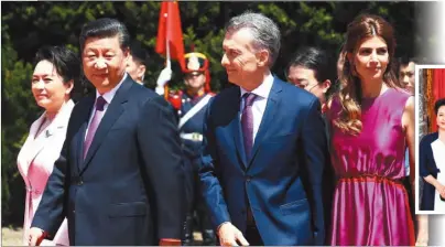  ??  ?? 中國國家主席習近平(左二)2日和阿根廷總統馬克­里(右二)在布宜諾斯艾利斯舉行­會談。會談前，馬克里在總統官邸榮譽­廣場為習近平舉行隆重­歡迎儀式。 (中新社)