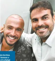  ??  ?? Acima, o empresário tira fotos com seus clientes famosos: o ator Mussunzinh­o (E) e Rafael Paiva, apresentad­or do programa ‘Cariocou’ (D). Abaixo, ele mostra o resultado de seu tratamento