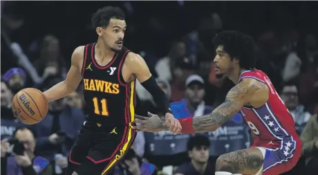  ?? ?? El base de Atlanta Hawks, Trae Young, al momento de superar a Kelly Oubre Jr., durante la segunda mitad del juego.