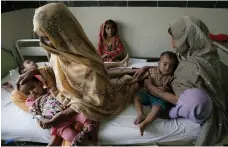  ?? AP ?? Health officials in Pakistan’s Punjab region have attributed the deadly pneumonia outbreak to the weather