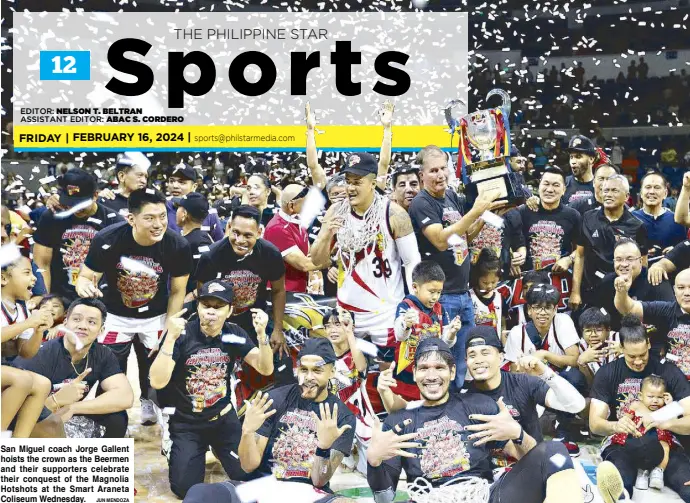 ?? JUN MENDOZA ?? San Miguel coach Jorge Gallent hoists the crown as the Beermen and their supporters celebrate their conquest of the Magnolia Hotshots at the Smart Araneta Coliseum Wednesday.