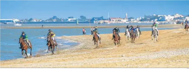 ?? EFE ?? La playa de Sanlúcar albergó las ‘carreritas’, disputadas el sábado por jinetes aficionado­s con 40 caballos en liza entre todas las del programa.