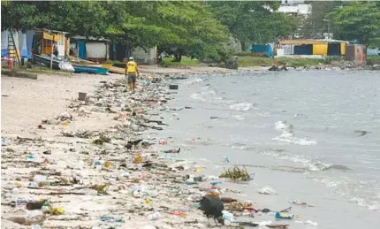  ?? ESTEFAN RADOVICZ/AGÊNCIA O DIA REPRODUçãO ?? No Brasil, o esgoto gerado por 45% da população não é tratado. O retrato da falta de saneamento está na Baía de Guanabara, na Praia do Galeão