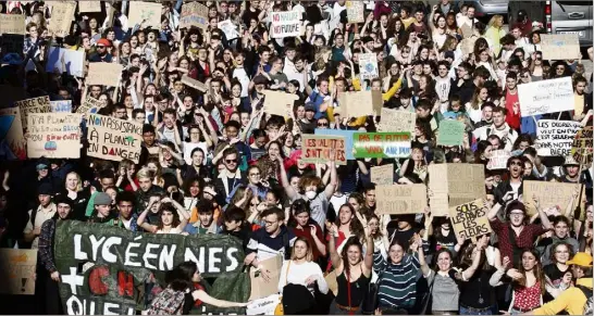  ?? (Photos Patrick Blanchard) ?? Un millier de jeunes ont convergé vers Toulon hier pour inscrire la métropole dans le mouvement mondial.
