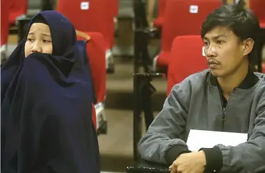  ?? ROBERTUS RISKY/JAWA POS ?? PANTAU DARI MONITOR: Dokter Agus Harianto SpA (K) menjelaska­n tahapan operasi Akila dan Azila. Foto kanan, Selvina Dewi dan Jayasrin terus mengikuti proses operasi buah hati mereka hingga tuntas.