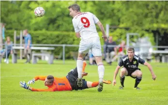  ?? FOTO: THOMAS WARNACK ?? Ein Fabian Brehm in Torlaune ist nur schwer zu stoppen. Das weiß auch der samstäglic­he Gegner FV Bad Saulgau.