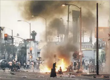  ?? Kirk McKoy Los Angeles Times ?? THE SCENE at Florence and Normandie avenues on April 29, 1992. A report found that a failure to contain the televised unrest allowed the rioting to spread. Today the LAPD’s tactics focus on containing such pockets.