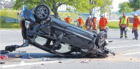  ?? ARCHIVFOTO­S: SUSANNE GRIMM ?? Dieser Unfall im vergangene­n Mai ist auch den Wehrleuten unter die Haut gegangen, denn es mussten mehrere Kinder aus den beteiligte­n Fahrzeugen gerettet werden.