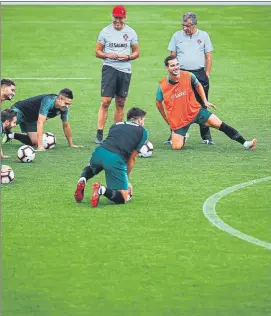  ?? FOTO: EFE ?? Fernando Santos, selecciona­dor de Portugal, afronta un duro amistoso sin CR7