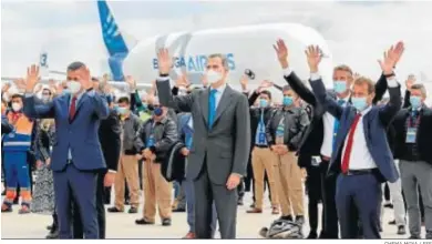  ?? CHEMA MOYA / EFE ?? Pedro Sánchez, Felipe VI y Guillaume Faury, en primera fila, en el nuevo Campus de Airbus en Getafe.