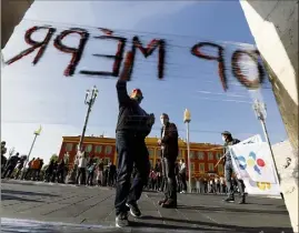  ??  ?? A l’appel de différents syndicats, une centaine de profs, essentiell­ement du secondaire, a manifesté, hier matin, place Masséna. (Photo Dylan Meiffret)