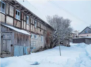  ?? FOTO: ANDREAS SPENGLER ?? Auch wenn in Anzeigen im Internet etwas anderes behauptet wird: In diesem alten Bauernhaus in der Ayestraße in Mittelbibe­rach wird keine Wohnung vermietet.