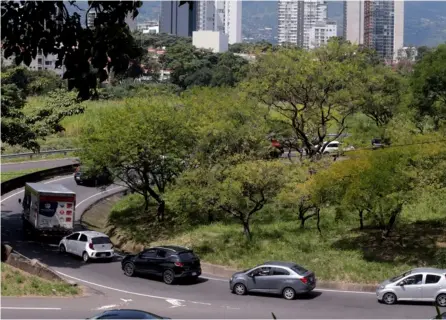  ?? ALONSO TENORIO ?? En el sector del Monumento al Agua estaba prevista una obra mayor cuyo futuro es incierto, pues quedó suspendida con el fin del fideicomis­o para el proyecto San José-San Ramón.