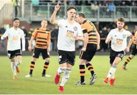  ??  ?? On the mark Lawrence Shankland bags his 30th of the season from the spot