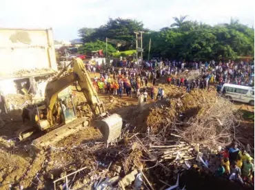  ?? PHOTO: ?? Residents gather during a rescue effort by emergency officials when a two-storey building collapsed in Dawaki, Abuja yesterday Taiwo Adeniyi