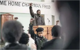  ??  ?? Al fondo, Fred Hampton (Daniel Kaluuya) y adelante William O’Neal (Lakeith Stanfield).