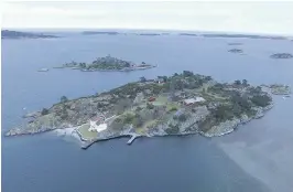  ??  ?? IDYLLISK: Hyttene på Holvikholm­en ligger vakkert til.