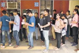  ?? SANCHIT KHANNA/HT PHOTO ?? Delhi university aspirants stand in queues to get admission at Hindu College on Tuesday.