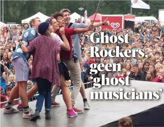  ?? FOTO EMT ?? Selfie met het publiek: “Ghost Rockers doet wat een band als Coldplay ook doet.”