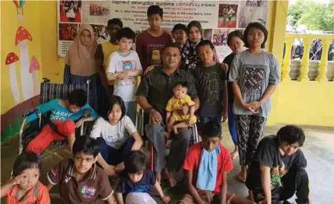  ?? ?? MOHD Yahya (tengah) bersama penghuni Pertubuhan Kebajikan dan Penjagaan Kanak-Kanak Kurang Upaya Negeri Johor di Jalan Keembong 45 Taman Johor Jaya.