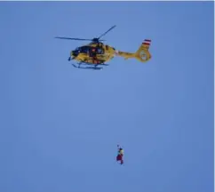  ?? MARCO BERTORELLO / AFP ?? Kajsa Vickhoff Lie ble fraktet ut av bakken med helikopter.