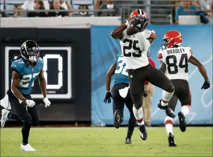  ?? STEPHEN B. MORTON — THE ASSOCIATED PRESS ?? Browns running back Demetric Felton makes a reception in front of Jaguars cornerback Chris Claybrooks, left, during the first half Aug. 14 in Jacksonvil­le, Fla.