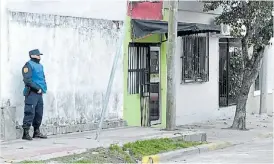  ?? J. ALMEIDA ?? Vigilados. La casa de la familia de la adolescent­e, con policías.