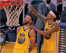  ?? AP ?? Festa Steph Curry, 32, celebrato dopo i 62 punti dal cognato Damion Lee