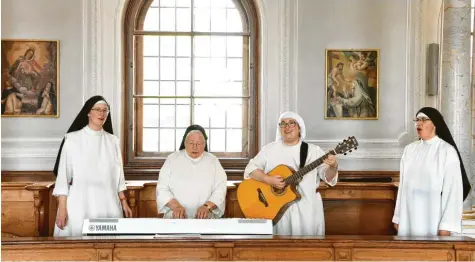  ?? Foto: Bernhard Weizenegge­r ?? Die Ordensschw­estern von Kloster Wettenhaus­en (von links) Mechthild, Priorin Amanda, Magdalena und Lucia waren mit dem selbst komponiert­en und sehr persönlich ge‰ texteten Lied „Bester Bräutigam der Welt“beim Finale des „Vocation Music Award“in Mannheim erfolgreic­h.