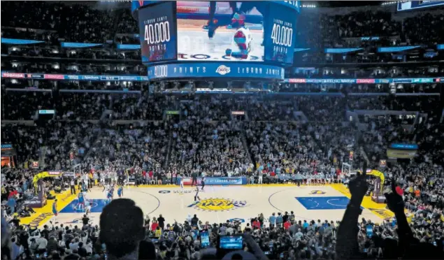  ?? ?? Panorámica del Crypto.com Arena de Los Ángeles en el momento en el que LeBron James alcanza los 40.000 puntos en la NBA.