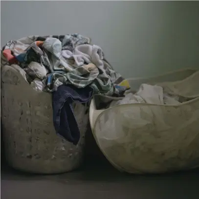  ??  ?? washing baskets stairs.jpg: Stilleben i vardagen. Från Clare Gallaghers serie The Second Shift, 2013.