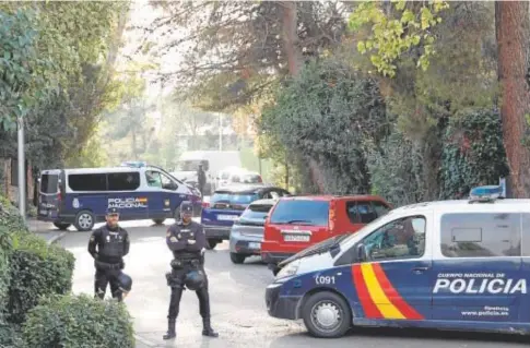  ?? // TANIA SIEIRA ?? Agentes de la Policía Nacional, junto a la Embajada de Ucrania