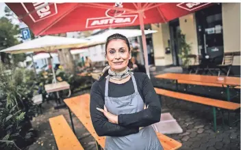  ?? RP-FOTO: ANDREAS BRETZ ?? Sofia Tsempekido­u hätte gerne im Akropolis an der Dominikane­rstraße ihre Terrasse geschützt. Von der Stadt erhielt sie jedoch wochenlang keine Antwort auf ihre Anfrage zu den Rahmenbedi­ngungen.