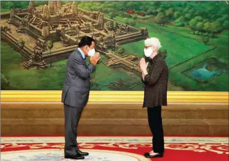  ?? INFORMATIO­N MINISTRY ?? Prime Minister Hun Sen greets US Deputy Secretary of State Wendy R Sherman at the Peace Palace in Phnom Penh on June 1.